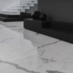 Habitación con suelo de gres porcelánico pulido con efecto mármol, mobiliario blanco y negro.