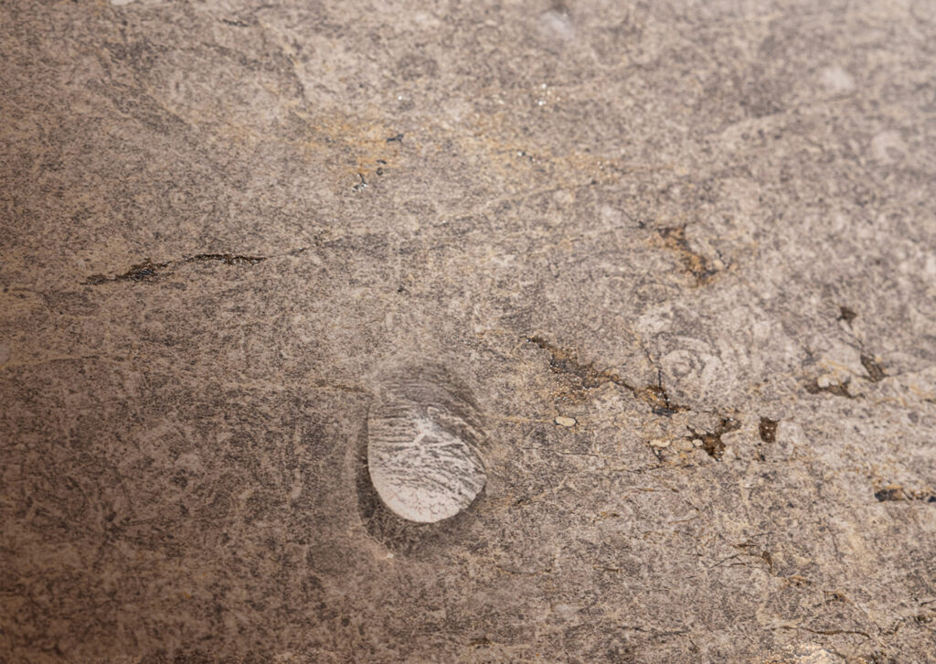 Gota de pegamento sobre cerámica