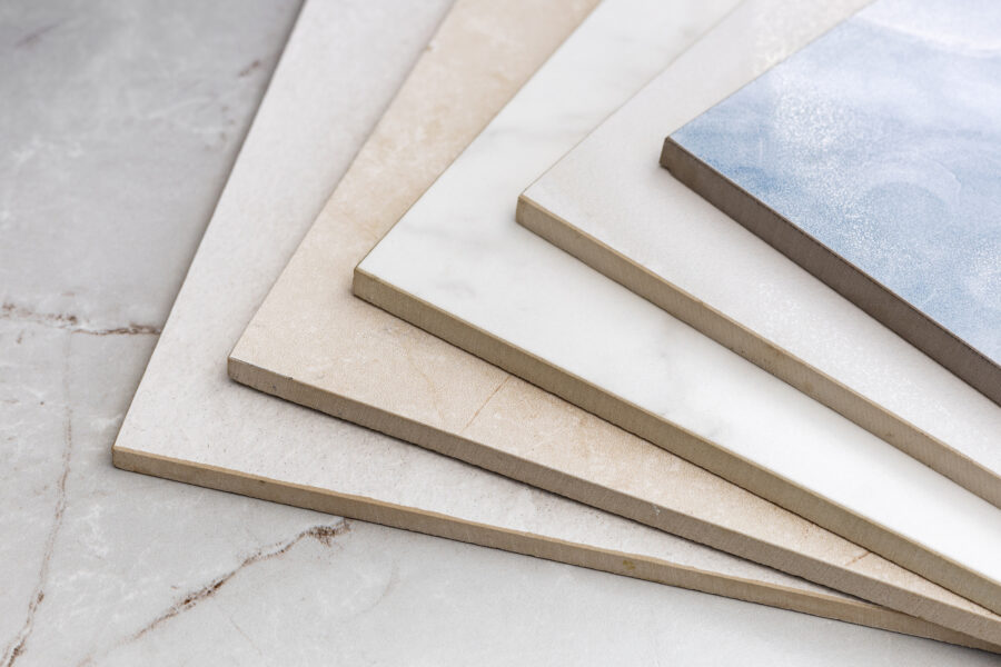 Piastrelle in ceramica impilate