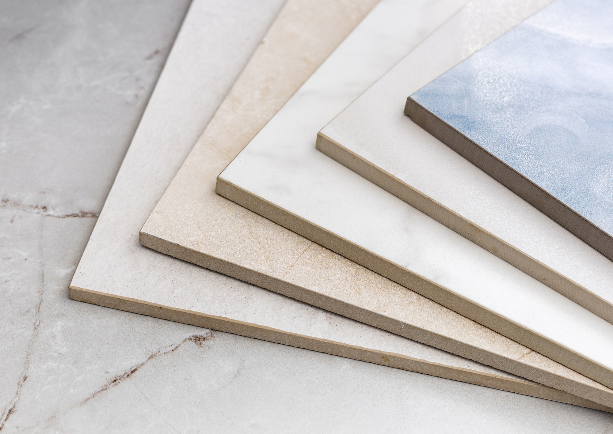 Piastrelle in ceramica impilate